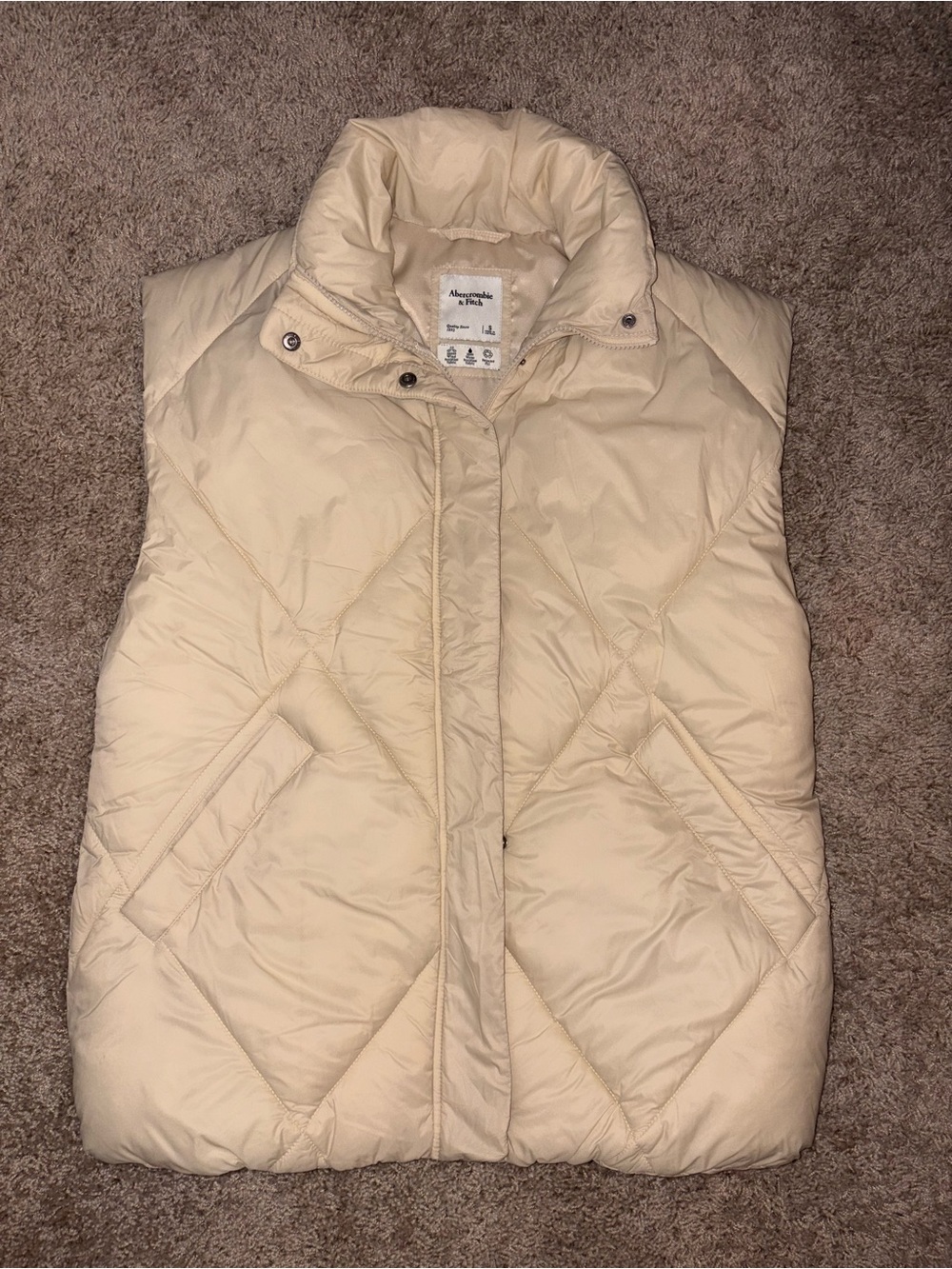 Size small Women’s Abercrombie & Fitch Cream Quilted Puffer Vest like new!